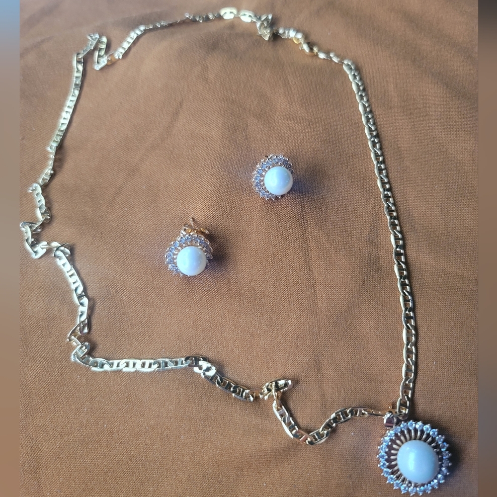 Elegant Gold and Pearl Jewelry Set